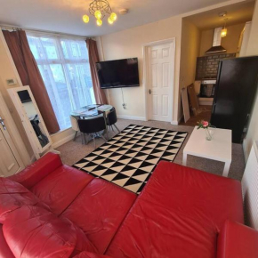 Groundfloor 1 bedroom apartment with free parking!